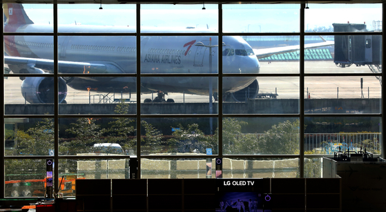 Asiana Airline aircraft at the Incheon International Airport on Wednesday. [NEWS1]