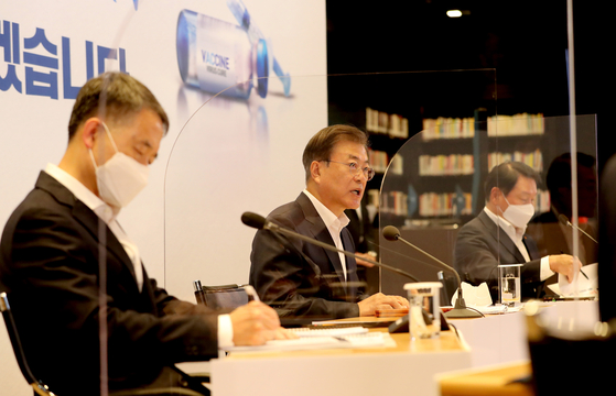 On Oct. 15, President Moon Jae-in, middle, visits SK Bioscience and urges researchers to develop Covid-19 vaccines as early as possible. The president is flanked by Health and Welfare Minister Park Neung-hoo, left, and SK Group Chairman Chae Tae-won, right. [JOINT PRESS CORPS]
