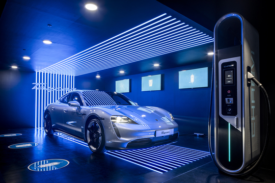 Porsche’s all-electric model Taycan 4S is on display at the Porsche Taycan Arena exhibition center set up on Garosu-gil in Sinsa-dong, southern Seoul, on Thursday. The German luxury carmaker launched the Taycan 4S in Korea the same day. Its price starts from 145 million won ($131,000). [PORSCHE KOREA]