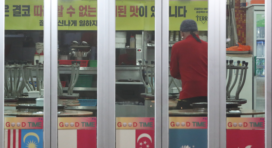 A restauranteur is preparing to close his diner at 9 p.m. on Nov. 24 when the Level 2 social distancing scheme went into effect. Under the Level 2 scheme, restaurants and cafes are only allowed to take takeout and delivery orders after 9 p.m. [NEWS1]