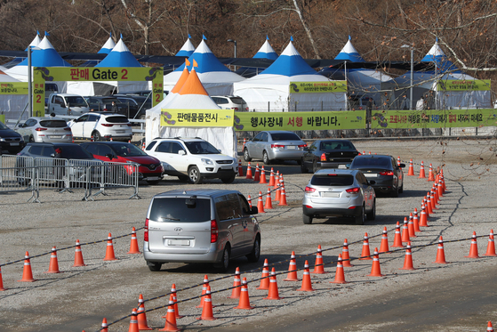Cars line up Friday to buy soybeans at this year’s Paju Jangdan Soybean Festival in Paju, Gyeonggi, which was converted to a drive-through event amid the pandemic. [YONHAP] 