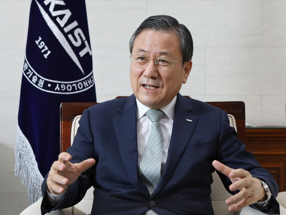  KAIST President Shin Sung-chul speaks at the university’s Seoul campus in Dongdaemun District, eastern Seoul, on Nov. 4. [PARK SANG-MOON]