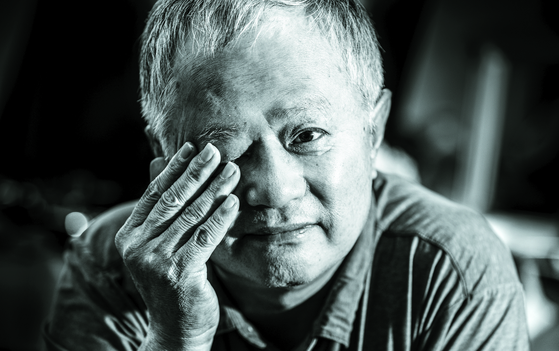 Actor and producer Song Seung-hwan, who masterfully orchestrated the opening and closing ceremonies of the 2018 PyeongChang Winter Olympics, enthusiastically performs an aging actor in “The Dresser,” a play about a stage actor struggling with his demons during World War II, at Jeongdong Theater despite his worsening loss of vision from retina cellular disease. [KWON HYUK-JAE]