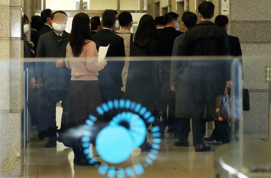 Employees from KB Securities waits to attend the third round of sanctions reviews by the FSS dealing with the sellers of Lime funds on Nov. 10. [NEWS1]