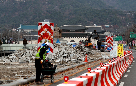 Workers demolish the pavement in Gwanghwamun Square in central Seoul on Sunday. Seoul city government embarked on renovations for a wider plaza and fewer lanes of traffic in the area. [NEWS1]