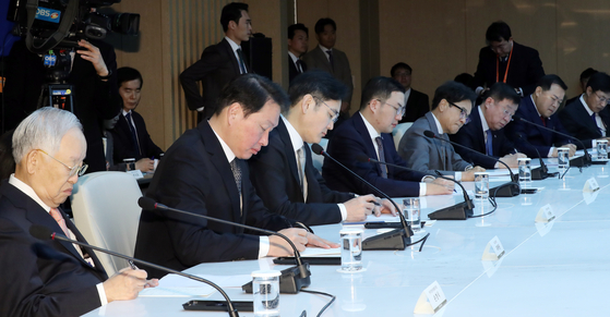 CEOs of local chaebol companies listen to a speech by President Moon Jae-in at the Korea Chamber of Commerce and Industry building in Jung District, central Seoul. [YONHAP]