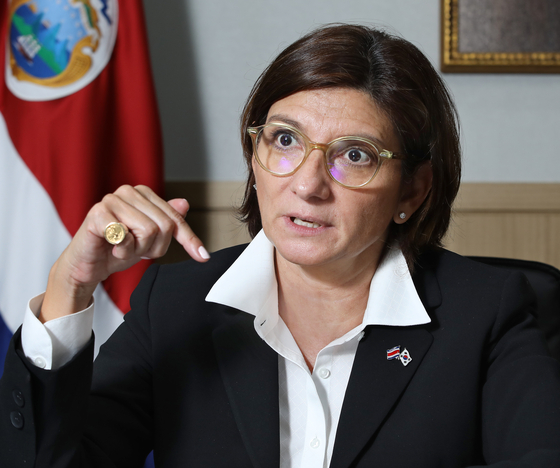 Vice Minister for Bilateral Affairs and International Cooperation of the Republic of Costa Rica Adriana Bolaños Argueta speaks with the Korea JoongAng Daily at the Costa Rican Embassy in Seoul during her visit to Korea last week. [PARK SANG-MOON]