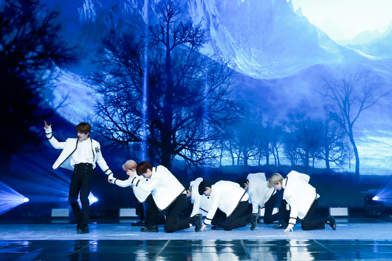 Boy band Enhypen performs its lead track ″Given-Taken″ for the first time on Monday during an online showcase held for its first EP ″Border: Day One.″ [BELIFT LAB]