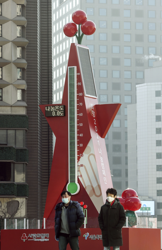 Community Chest of Korea sets up a huge thermometer to display fundraising progress on Seoul Square in front of Seoul City Hall on Monday. The charity organization is kicking off a fundraising campaign through the end of January 2021. [KIM SEONG-RYONG]