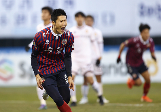 An Byong-jun of Suwon FC celebrates after scoring a penalty in the 99th minute of the promotion playoff against Gyeongnam FC at Suwon Sports Complex in Suwon, Gyeonggi, on Sunday. With the goal, Suwon secured promotion to the K League 1 next season. [YONHAP]