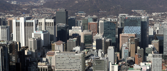A view of downtown Seoul, where the offices of large companies are located. [YONHAP]