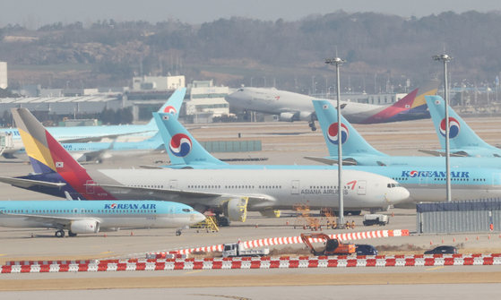 Korean Air Lines and Asiana Airlines aircraft parked at Incheon International Airport on Tuesday. [YONHAP]