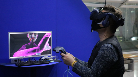 A user virtually experiences artist Huang Hsin-Chien's "Bodyless," complete with a headset and remote control. [BIFAN] 
