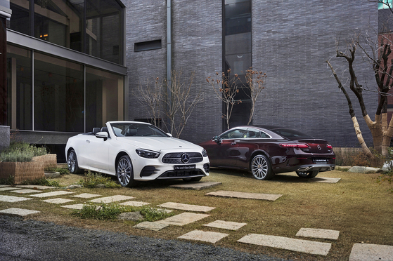 Mercedes-Benz’s New E-Class Cabriolet, left, and E 450 4MATIC Coupe are on display. The automaker said Tuesday that it has launched two Coupe models and one Cabriolet. [MERCEDES-BENZ KOREA]