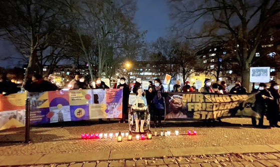 Civic activists gather in front the Mitte district office in a rally calling for the permanent installation of the Statue of Peace in a public street in Berlin. The Mitte district council adopted Tuesday a resolution seeking to permanently keep the statue. [YONHAP] 