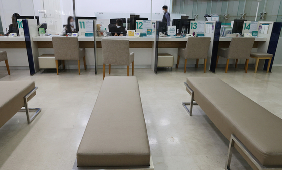 A bank's physical branch in Seoul sits empty. [YONHAP]