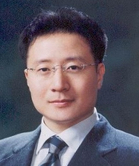 Kim Wuk-jun, the first deputy head of the Seoul Central District Prosecutors' Office, resigns on Tuesday, criticizing the leadership for threatening the prosecution's political neutrality.  [YONHAP] 