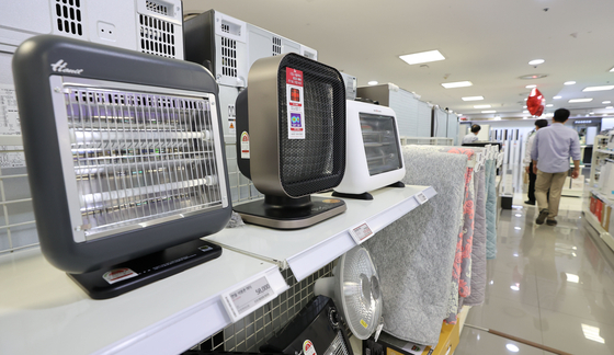 Heaters are displayed on shelves of Lotte Hi-Mart's Seoul station branch in Jung District, central Seoul. [YONHAP]
