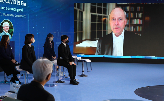 Harvard Prof. Michael J. Sandel, author of the 2008 bestseller “Justice” and the recently published “The Tyranny of Merit,” talks about justice during the International Anti-Corruption Conference. [Anti-Corruption and Civil Rights Commission]