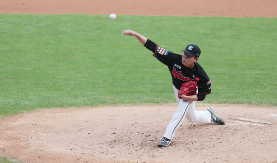 KT Wiz starter So Hyeong-jun throws a pitch during a game against the Doosan Bears at Jamsil Baseball Stadium in southern Seoul on Aug. 16. [NEWS1]