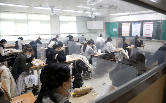 Students gather in a classroom at Daejeon Goejeong High School in Daejeon on Thursday to take the College Scholastic Ability Test (CSAT). [YONHAP]