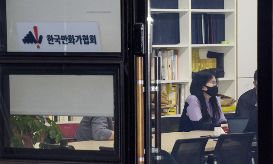 Cartoonist and President of the Korea Cartoonist Association Shin Eel-suk sits down for an interview with the Korea JoongAng Daily at the association's office located in Seongsu District, eastern Seoul. [JEON TAE-GYU]