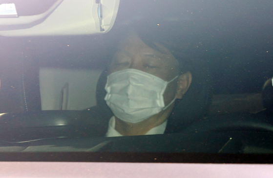 Prosecutor General Yoon Seok-youl, sitting in a car, enters the Supreme Prosecutors' Office on Thursday. [YONHAP] 