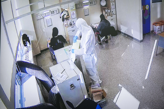 Students infected with the coronavirus take the CSAT in an isolated ward in Seoul Medical Center in Jungnang District, eastern Seoul, on Thursday. [NEWS1]