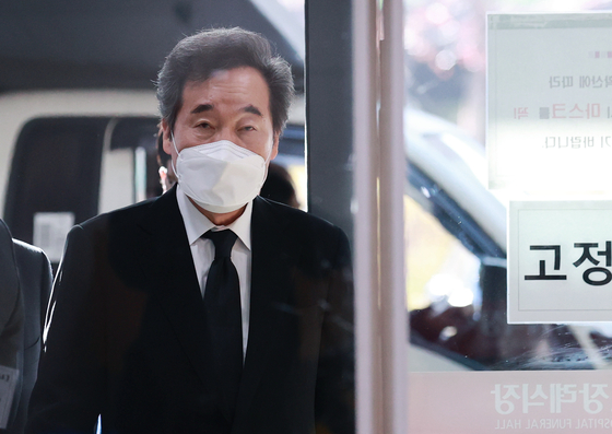 Chairman Lee Nak-yon of the ruling Democratic Party enters a funeral facility of a hospital in Seoul after his longtime aide was found dead in an apparent suicide amid the prosecution's investigation. [YONHAP] 