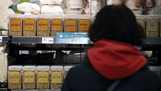 Beans on display at a discount mart in Seoul in November. Prices of beans were up due to the heavy rainfall in summer. [NEWS1]