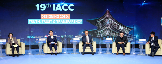 Participants from Korea gather for discussion at the 19th International Anti-Corruption Conference, the world's largest anticorruption conference, from Coex, southern Seoul, on Thursday. The forum, held virtually for international participants in light of the Covid-19 pandemic, was attended by more than 7,000 experts and leaders. The forum concluded on Friday. [YONHAP]