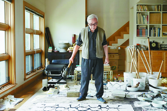 This photo by Lee Joo-yeon shows artist Suh Se Ok working on one of his "People" series at his studio in central Seoul. [LEHMANN MAUPIN] 