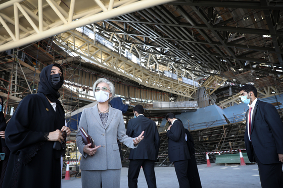Korean Foreign Minister Kang Kyung-wha, right, tours on Sunday the site for the Expo 2020 Dubai, postponed to next year, alongside Reem Al Hashimi, the United Arab Emirates (UAE) minister for international cooperation and head of the expo’s organizing committee, during a visit to the UAE. Kang on Monday wrapped up a four-day trip to the Middle East, which also included attending the Manama Dialogue in Bahrain Saturday. [FOREIGN MINISTRY]