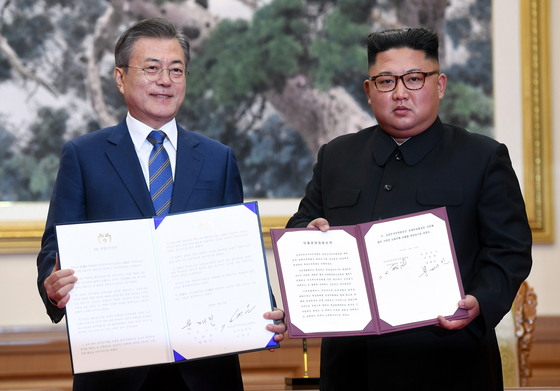 President Moon Jae-in and North Korean leader Kim Jong-un show copies of their joint declaration in Pyongyang on Sept. 19, 2018. [NEWS1]