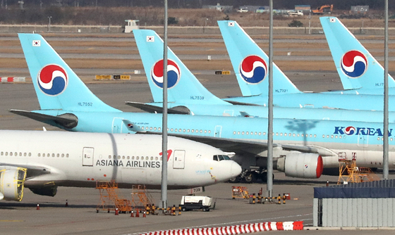 Korean Air Lines and Asiana Airlines aircraft parked at Incheon International Airport on Dec. 1. [NEWS1]