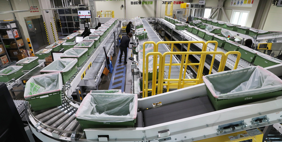 Lotte Mart workers distribute products that were ordered online at its Junggye branch in Nowon District, northern Seoul, on Monday, before Level 2.5 social distancing is introduced for the Seoul metropolitan area on Tuesday. [YONHAP]