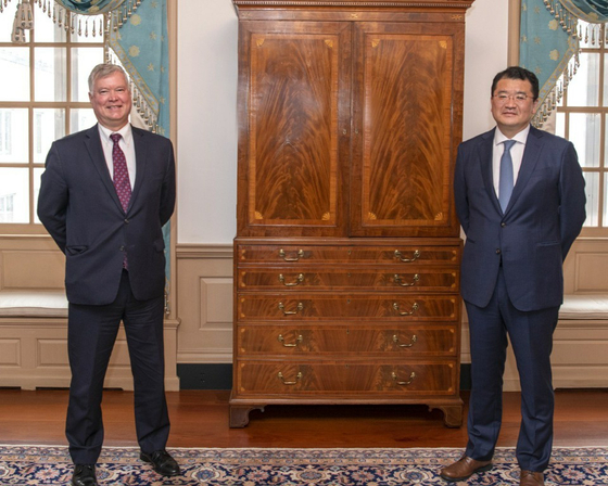 Korean First Vice Foreign Minister Choi Jong-kun, right, poses for a photo with U.S. Deputy Secretary of State Stephen Biegun in Washington on Sept. 10. [FOREIGN MINISTRY]