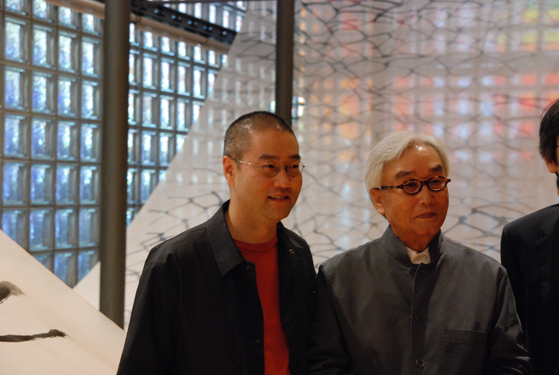 Suh Se Ok with his son and artist Do Ho Suh, left, at his solo show at Maison Hermes in Tokyo in 2007. [JOONGANG ILBO]