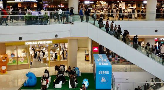 A shopping mall in Yeongdeungpo District, western Seoul, is crowded with visitors Sunday despite warnings from health authorities to cancel all nonessential outings. [YONHAP]