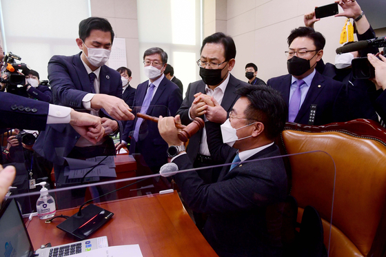 Lawmakers of the People Power Party, including its floor leader Joo Ho-young, try to stop Rep. Yun Ho-jung, chairman of the Legislation and Judiciary Committee, from banging the gravel to declare the passage of a controversial revision of the law governing the Corruption Investigation Office for high-ranking public servants. [YONHAP]