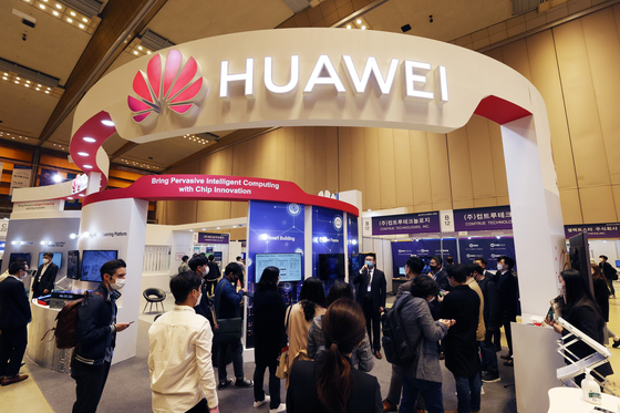 A booth set up by Chinese telecom giant Huawei at the AI Expo Korea 2020 held last month in southern Seoul. [YONHAP]