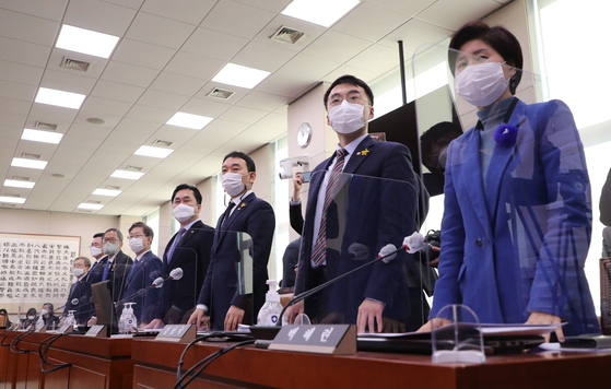 Democratic Party lawmakers stand up to express their support for the Corruption Investigation Office law revision bill at the Legislation and Judiciary Committee on Tuesday. [YONHAP] 