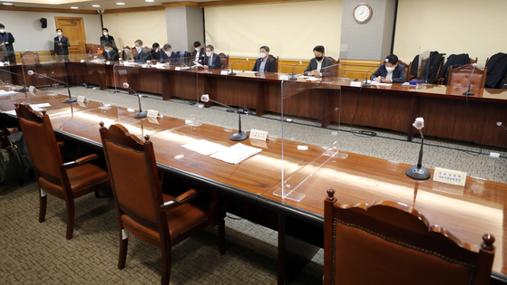 A government meeting on macroeconomics is being held without officials from the Financial Supervisory Service (FSS) on Tuesday in central Seoul. Officials came to the meeting but left on news that an FSS staff member has tested positive for the coronavirus. [YONHAP]