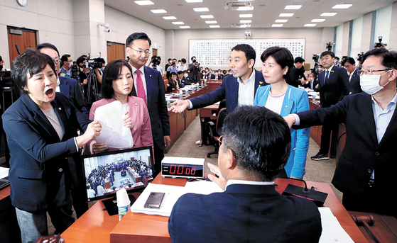 United Future Party lawmakers complain to Chairman Yun Ho-jung of the Legislation and Judiciary Committee about his attempt to hold a vote on controversial tenant protection bills without deliberation. [YONHAP]