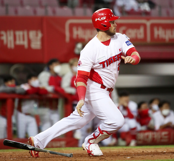 Preston Tucker hits a walk-off run at the bottom of the 10th inning against KT Wiz at the Gwangju-Kia Champions Field on Oct. 28. [YONHAP]