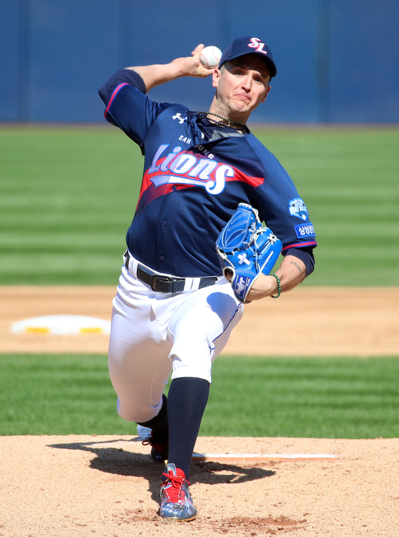 Dave Buchanan throws a pitch against the Kiwoom Heroes at Samsung Lions Park in Daegu on Sept. 20. [YONHAP]