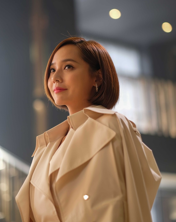 A once-esteemed soprano, Oh Yun-hee (actor Yujin), who had to give up music because she didn’t have the background or money to continue, moves into the Hera Palace apartment complex, where the story takes place. [SBS]