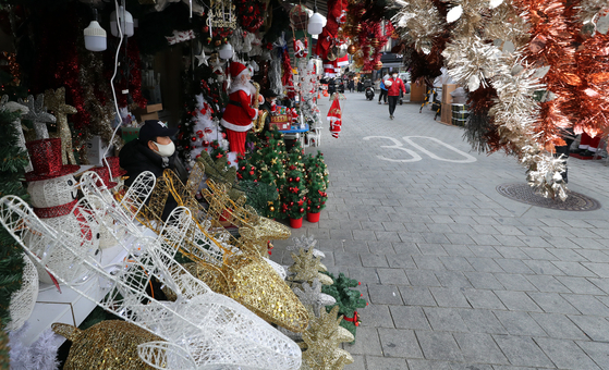 A street in Namdaemun Market in Jung District, central Seoul, is empty Wednesday. [YONHAP] 