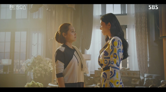 Cheon Seo-jin (actor Kim So-yeon), right, who took Oh Yun-hee (actor Yujin) down to replace her as a popular soprano, tries to get Oh kicked out of the apartment complex where they live whenever she can. [SBS]
