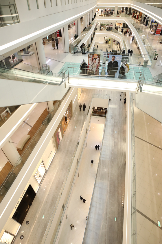 A shopping mall complex in Seoul is almost completely empty on Sunday as a result of the resurgence of Covid-19 infections over recent days. The number of confirmed virus cases surpassed 1,000 throughout Saturday, according to the Korea Disease Control and Prevention Agency on Sunday. [YONHAP]